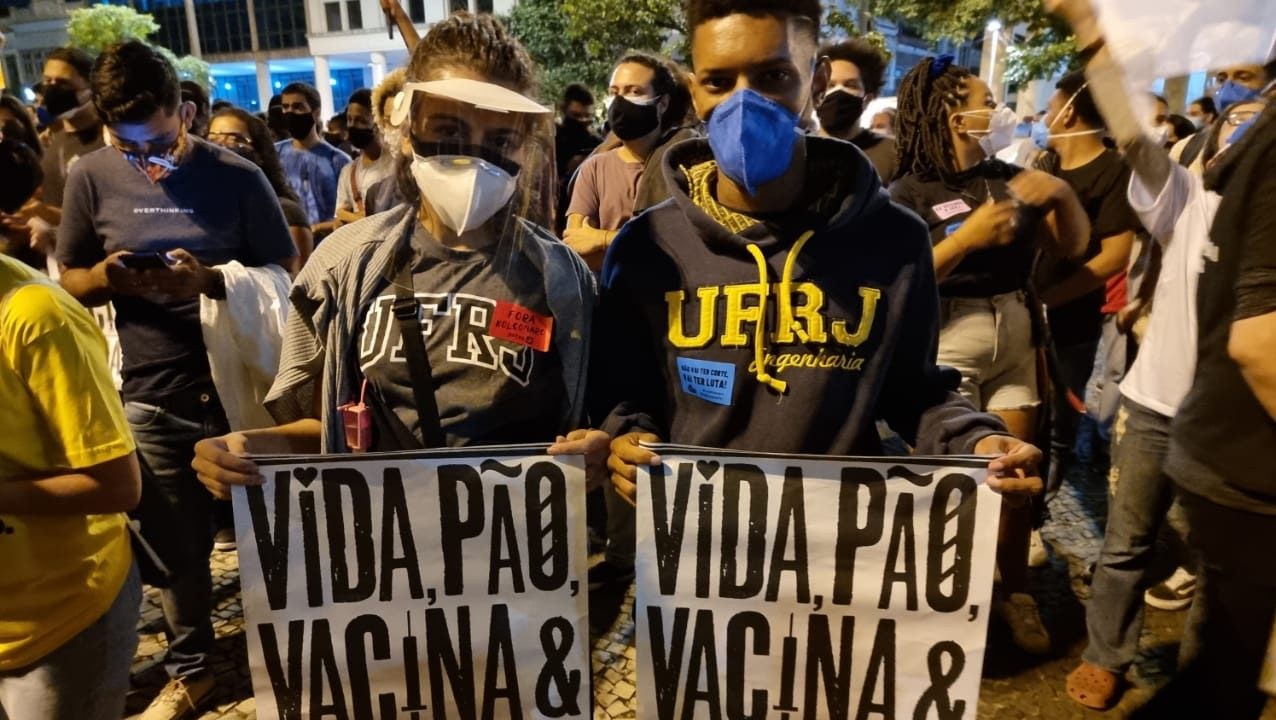 Ato contra os cortes na UFRJ