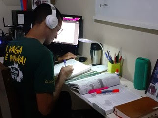 Lucas Lourenço, 18, de Maracanaú, Ceará, estuda online para concursos militares pelo curso “SOU+” 