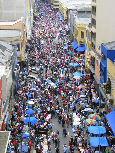 Rua_25_de_março Tráfego de consumidores e camelôs na Rua 25 de Março, em São Paulo