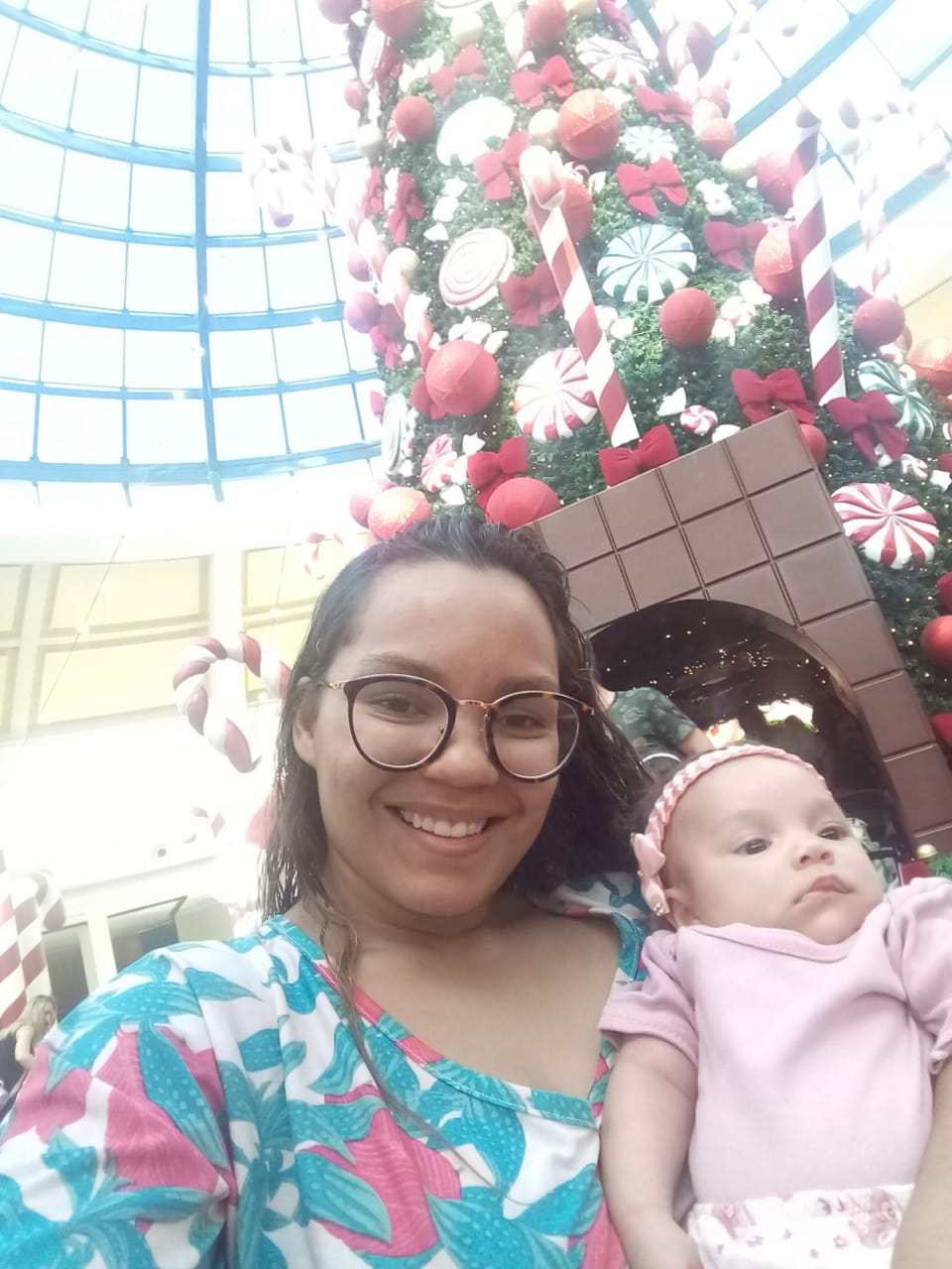 A mãe Mayara com a filha Lais