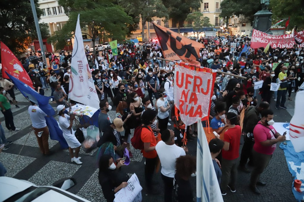 Estudantes protestam contra corte de verbas na UFRJ Estudantes protestam contra corte de verbas na UFRJ