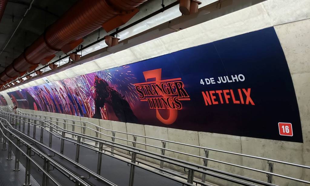 divulgação netflix metrô Uma das divulgações da série Stranger Things em outdoor na baldeação da Linha Amarela com a Linha Verde no metrô de São Paulo