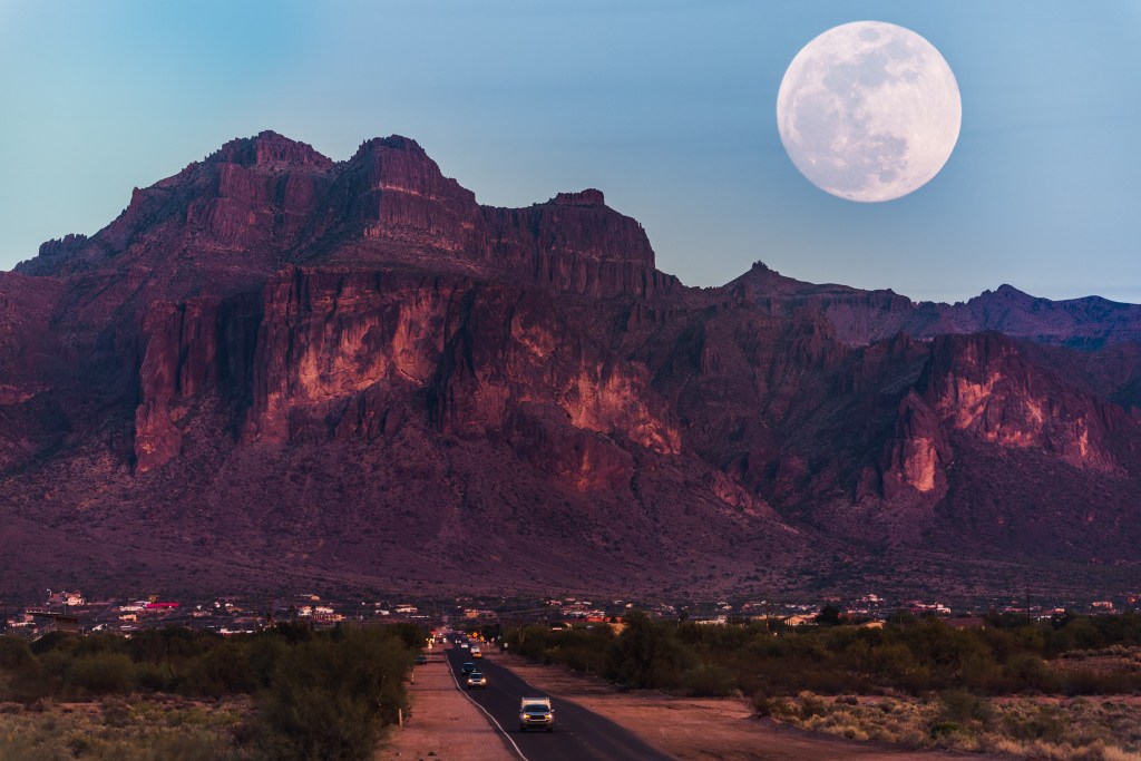 A Superlua acima das Montanhas Superstition, no Arizona, em 30 de janeiro de 2018.