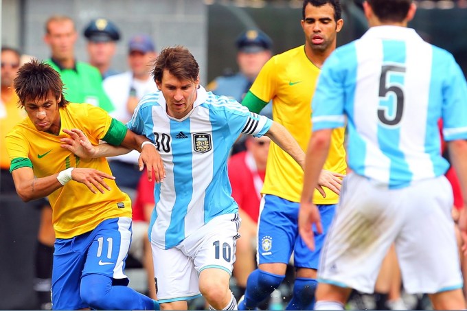 Neymar e Messi disputam bola em jogo entre Brasil e Argentina