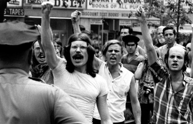Rebelião de Stonewall Pessoas protestando na rebelião de Stonewall em 1969.