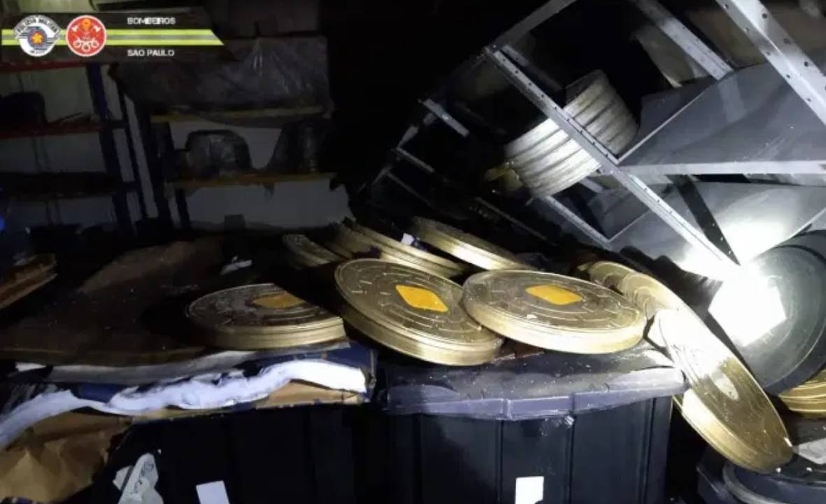 Rolos de filmes danificados durante incêndio na cinemateca Corpo de Bombeiros.