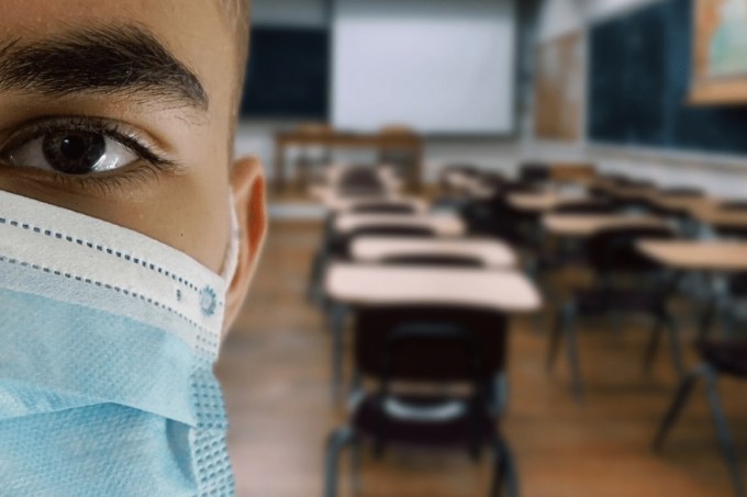 Estudante de máscara na sala de aula