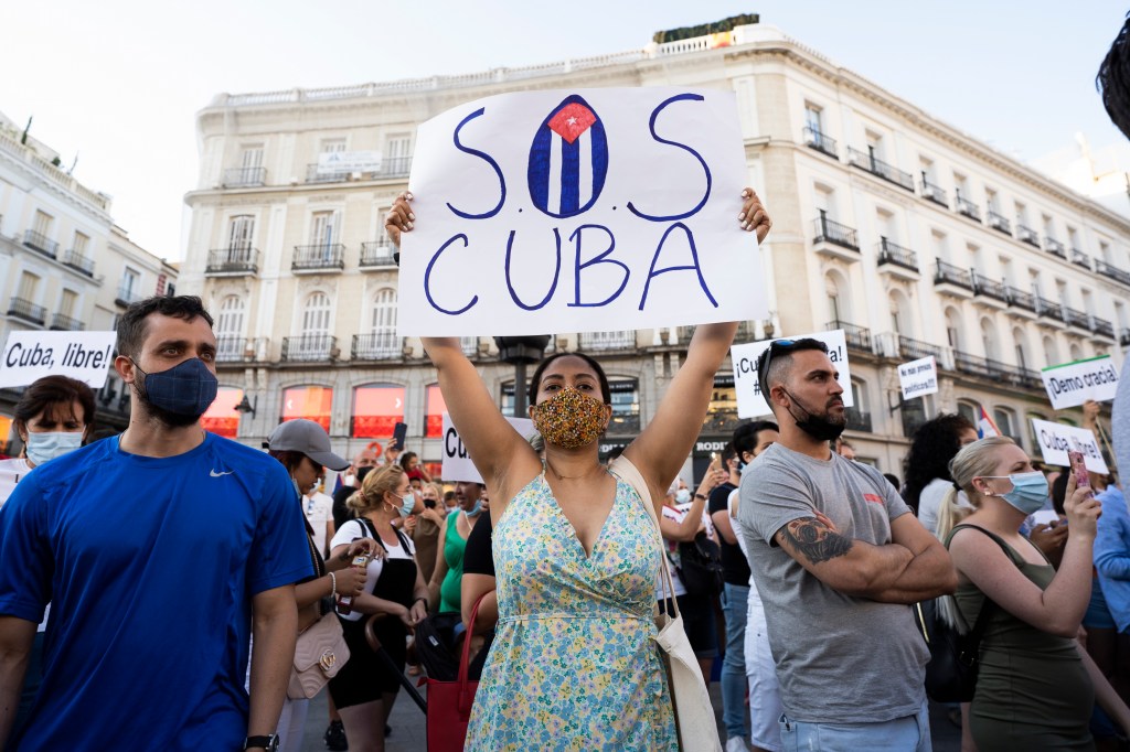 Dezenas de pessoas se manifestam em apoio aos protestos em Cuba, em frente à embaixada cubana na Espanha, em 12 de julho de 2021. As principais cidades cubanas protestam contra o governo de Miguel Diaz-Canel