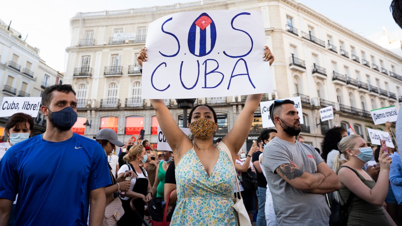 Dezenas de pessoas se manifestam em apoio aos protestos em Cuba, em frente à embaixada cubana na Espanha, em 12 de julho de 2021. As principais cidades cubanas protestam contra o governo de Miguel Diaz-Canel