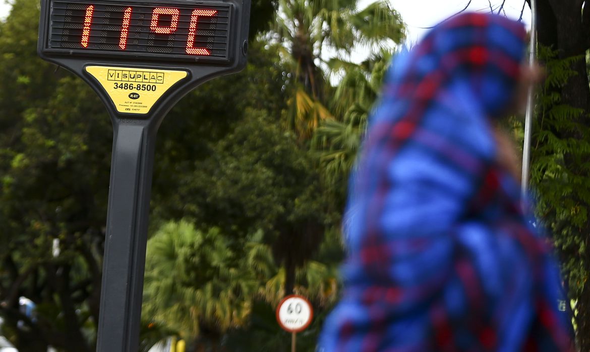 frio intenso é provocado, entre outras razões, por uma massa de ar polar