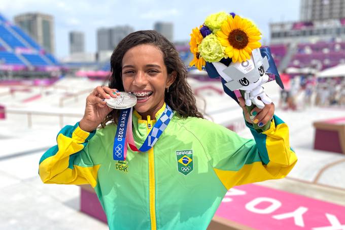 Rayssa Leal com sua medalha de prata