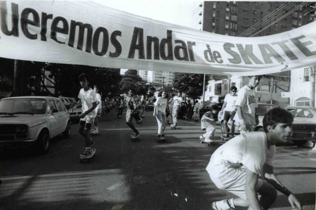 skate Passeata a favor da legalização do skate em São Paulo, em 1988.