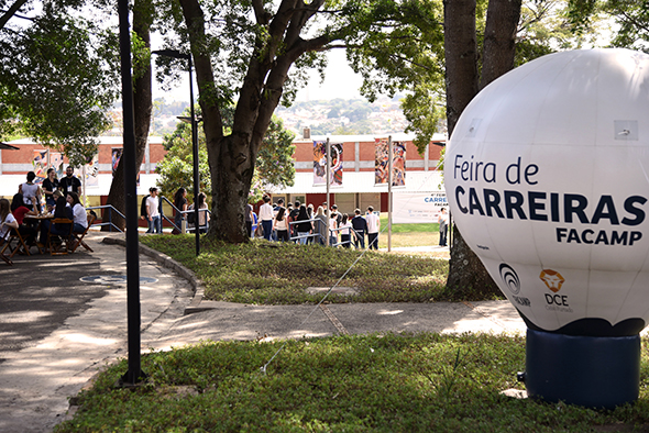 Foto de um lugar arborizado, com um balão branco escrito 