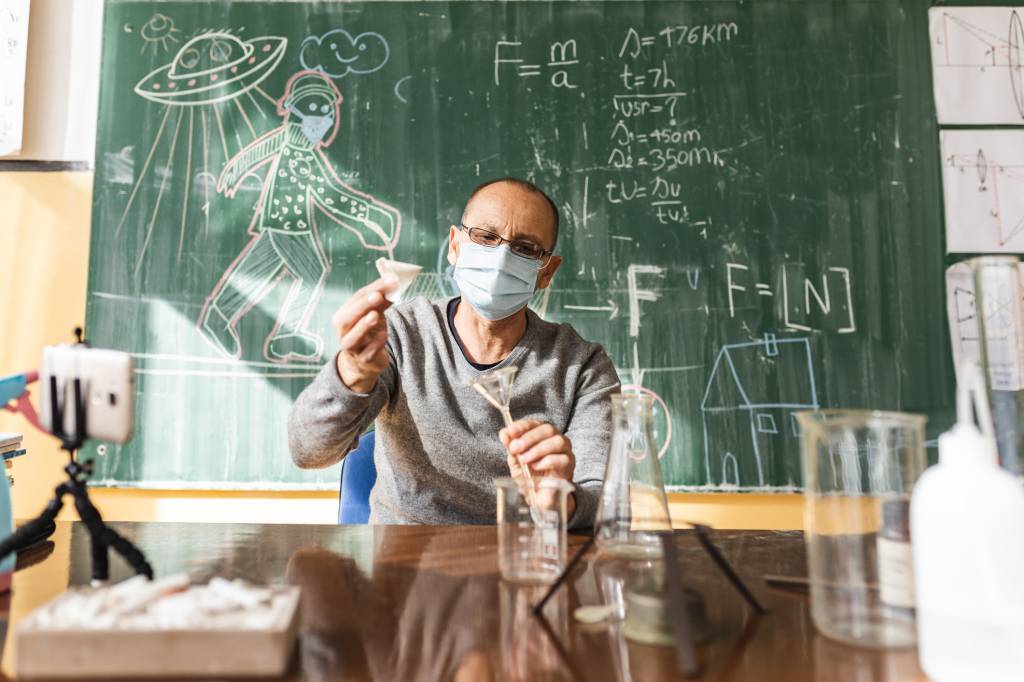 Professores brasileiros têm os piores salários entre 40 países, diz OCDE