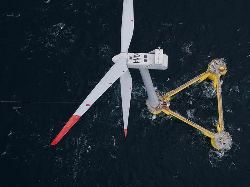 Turbina de energia eólica em alto-mar na costa da Escócia