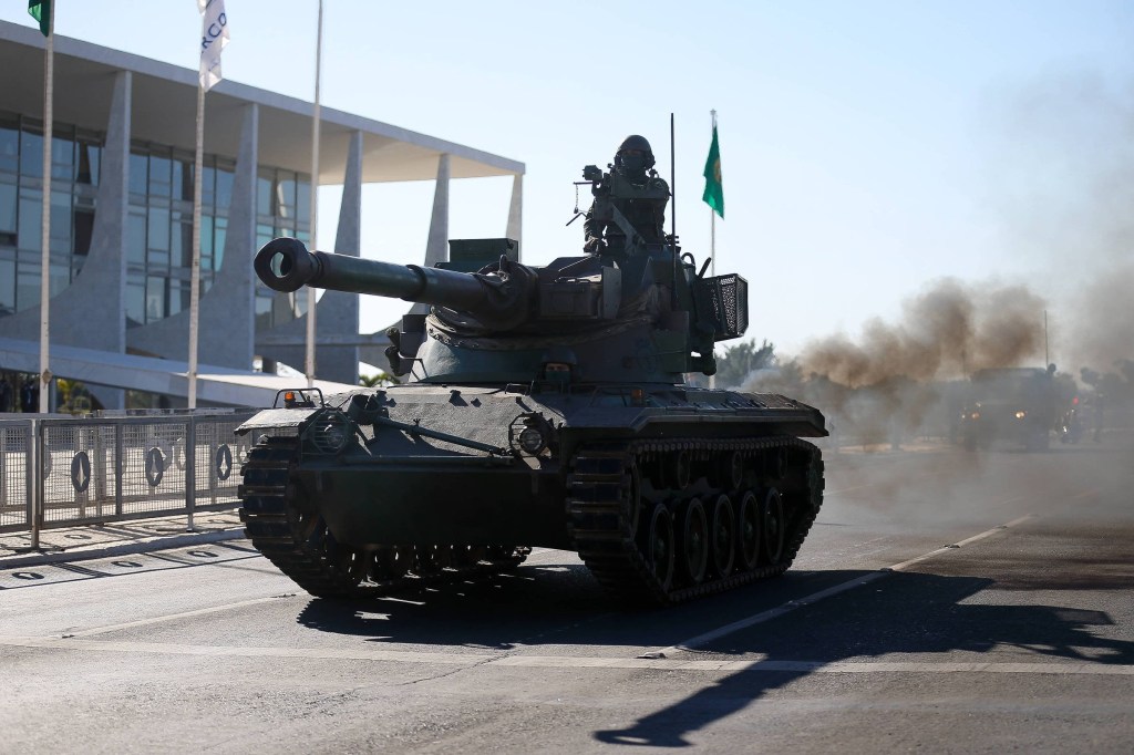 Tanque de guerra em frente do Congresso Nacional, em Brasília