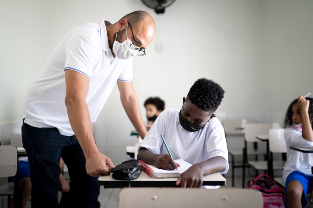 Professores ainda estão inseguros para a volta às aulas, diz pesquisa