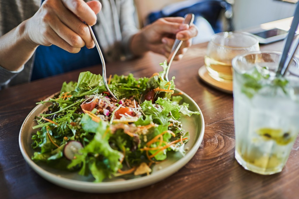 Prato de comida vegana servida no Japão