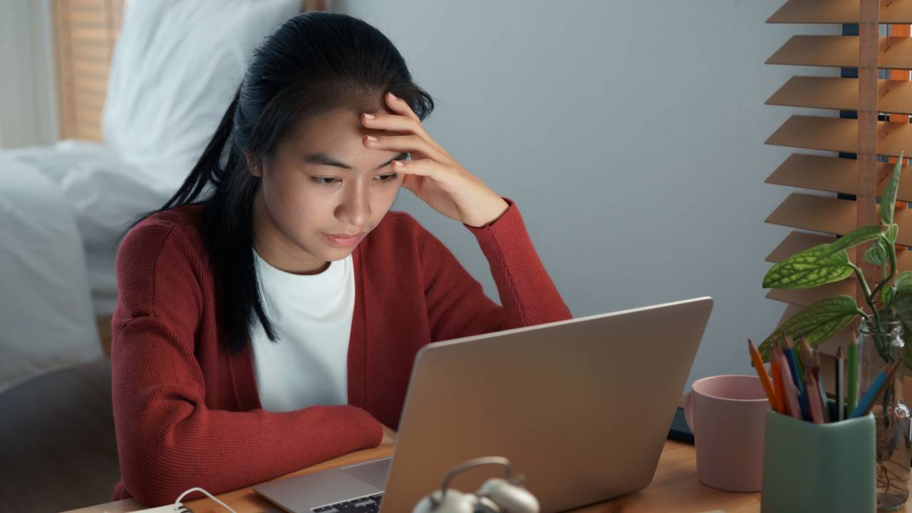 estudante estressada no home office