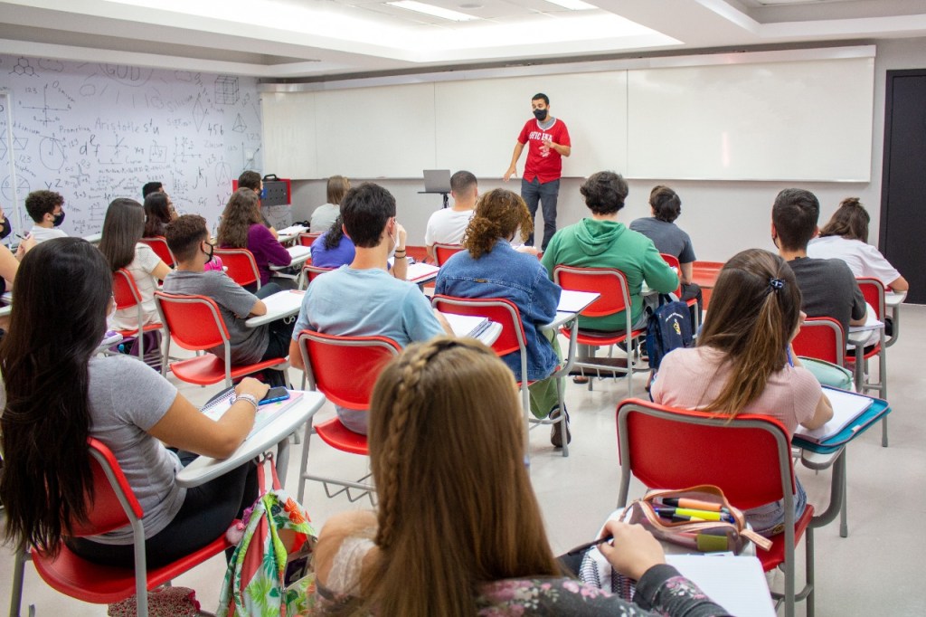 Pedro Leite voltou a ter aulas presenciais no cursinho Oficina do Estudante, em Campinas (SP) Pedro Leite voltou a ter aulas presenciais no cursinho Oficina do Estudante, em Campinas (SP)