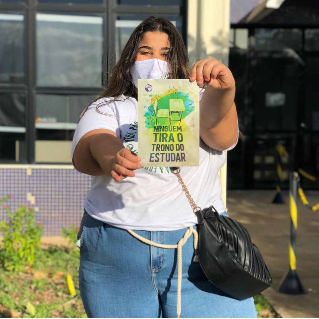 Yara, estudante da Bahia Yara, estudante da Bahia segura um cartaz e usa máscara