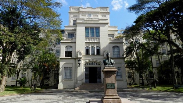 Fachada da Faculdade de Medicina da USP.