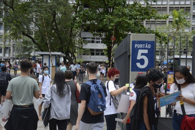 Estudantes chegam para o primeiro dia de prova do Enem 2021.