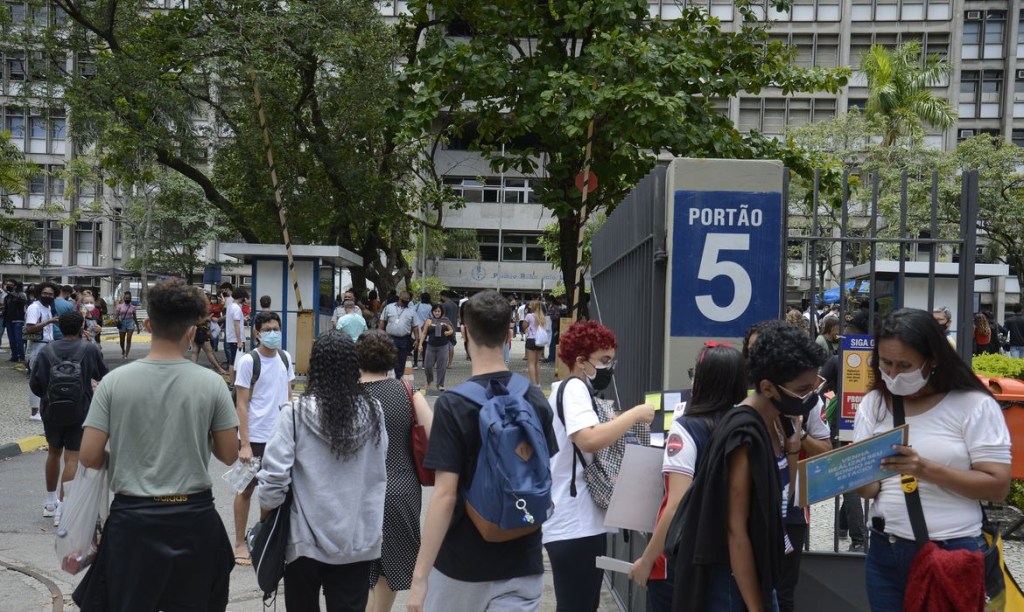 Alunos em frente ao prédio onde farão o Enem