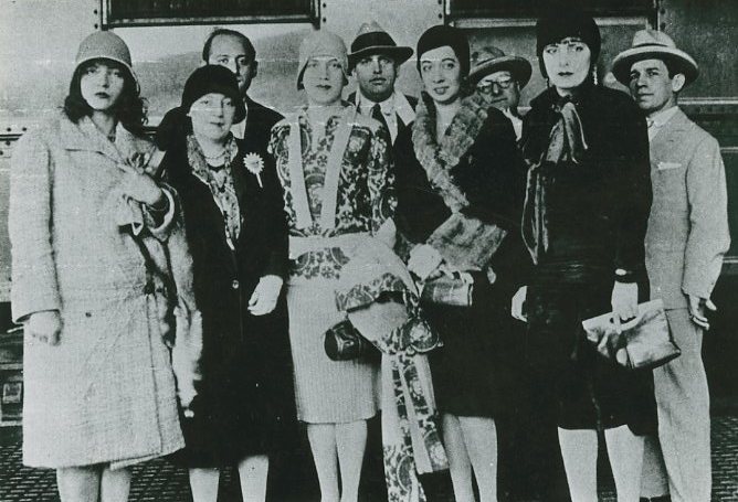 Artistas modernistas Patrícia Galvão, Anita Malfati, Benjamin Peret, Tarsila do Amaral, Oswald de Andrade, Elsie Houston, Alvaro Moreyra e Eugênia Álvaro Moreyra