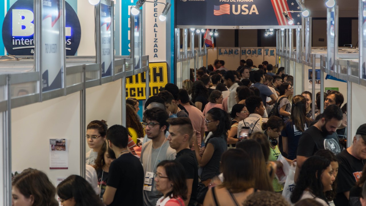 Estudantes participando da feira de intercâmbio