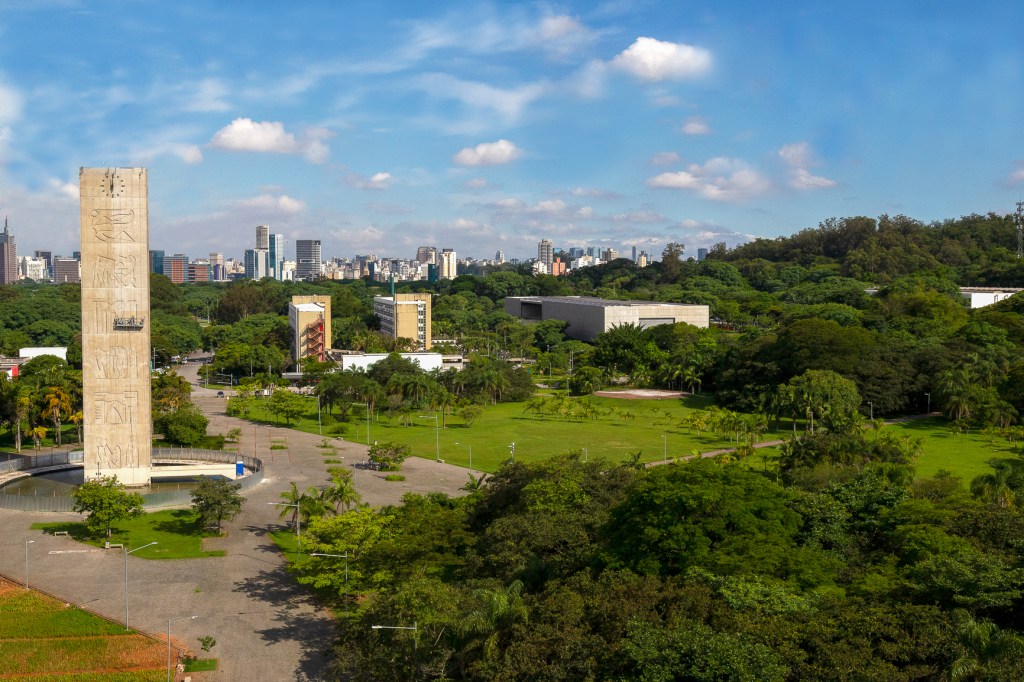 Paisagem mostra a praça do relógio, na USP