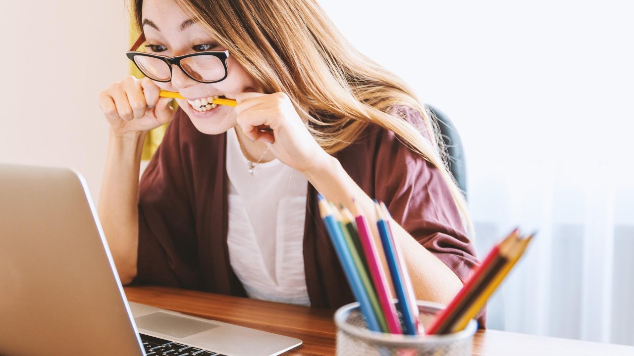 Mulher estudando em frente ao computador