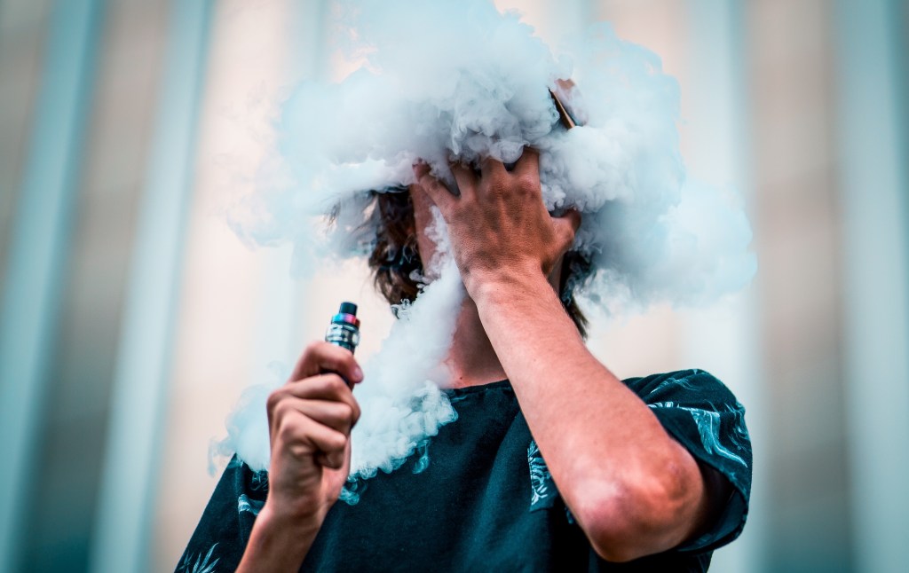 Homem fumando cigarro eletrônico