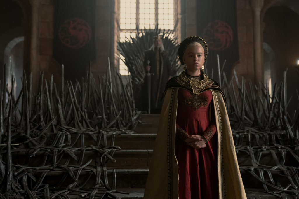 House-of-the-dragon-3 Em “A Casa do Dragão”, a filha do rei Viserys, Rhaenyra, é indicada como a herdeira direta depois de um desentendimento do rei com o seu irmão, Daemon Targaryen.