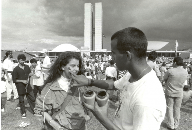 Jovens pintando os rostos durante protesto