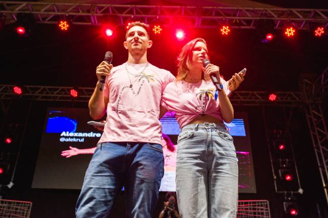 Alexandre Krul e Heloise Papa lado a lado no palco
