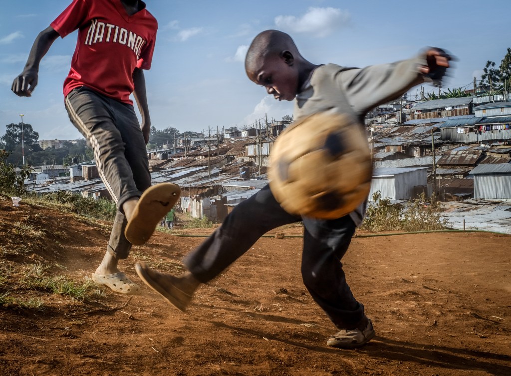 Crianças jogando futebol no Quênia