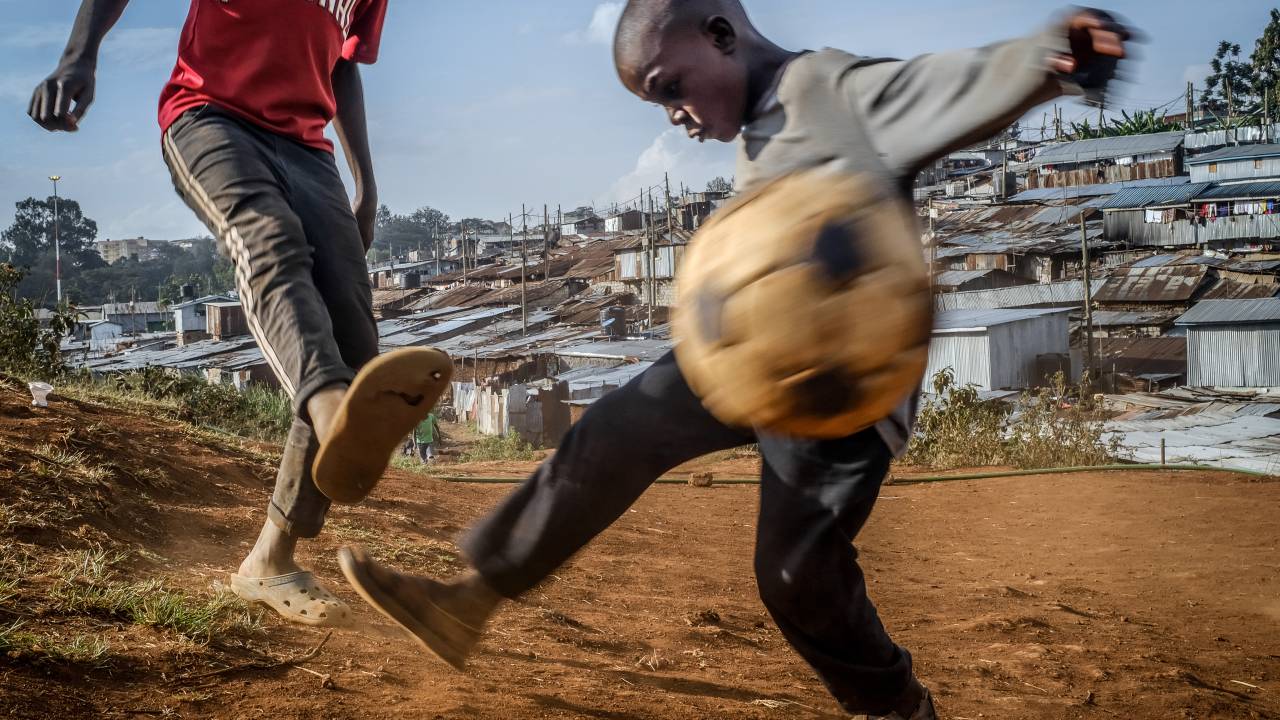 Crianças jogando futebol no Quênia