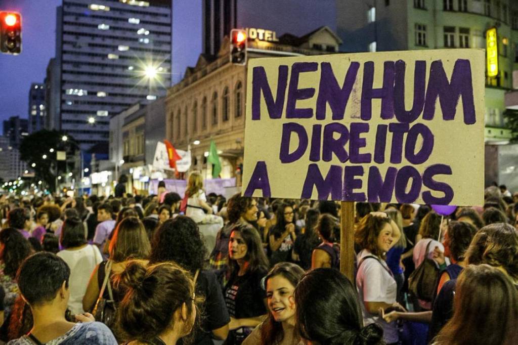 Nenhum-direito-a-menos Mulheres manifestam por direitos igualitários nas ruas de Curitiba, 2018.