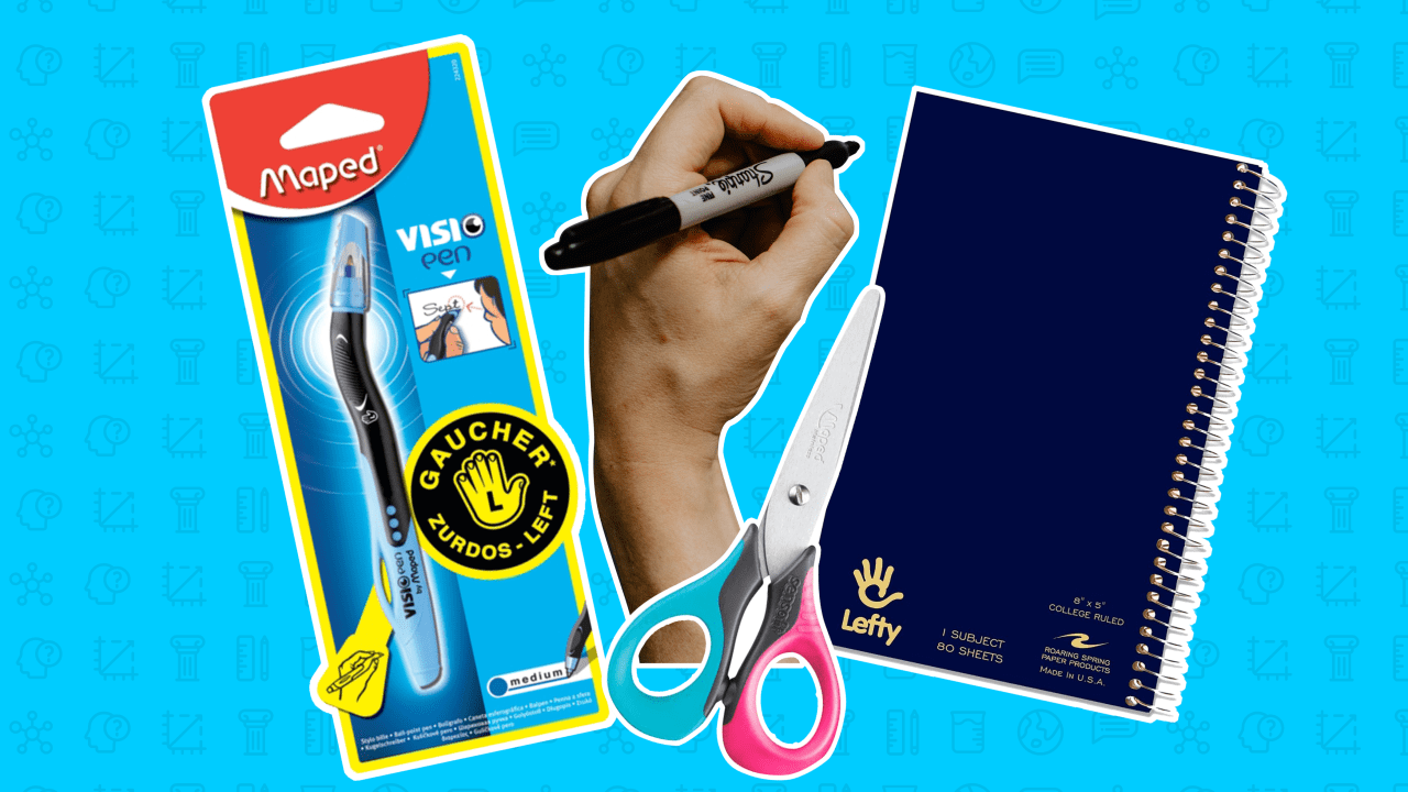Montagem com uma mão esquerda segurando uma caneta, ao lado de uma tesoura, uma caneta e um caderno, sobre um fundo azul claro