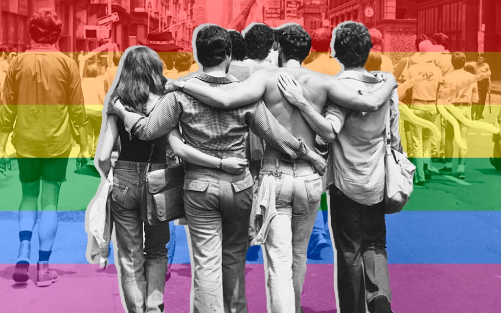 Marcha em Stonewall: jovens protestam em história rua do movimento LGBTQIA+. A foto está em preto e branco, e há, no fundo, uma intervenção digital com a bandeira do movimento.