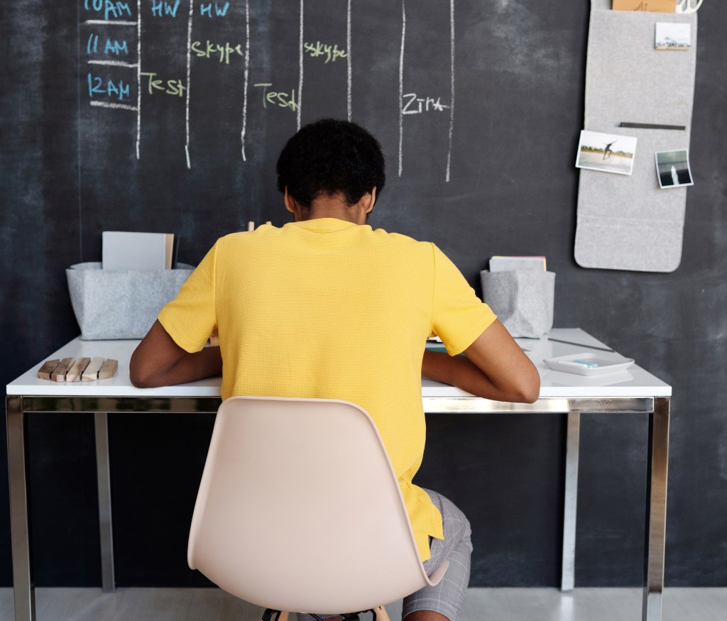 jovem estudante na mesa de estudos