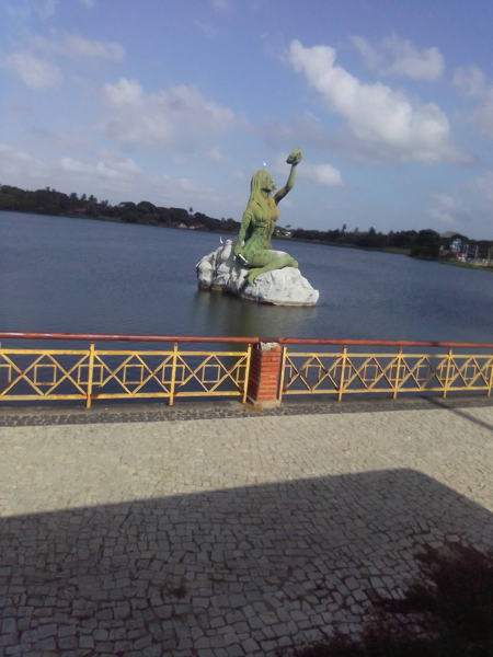 Estátua de uma sereia na beira de um lago