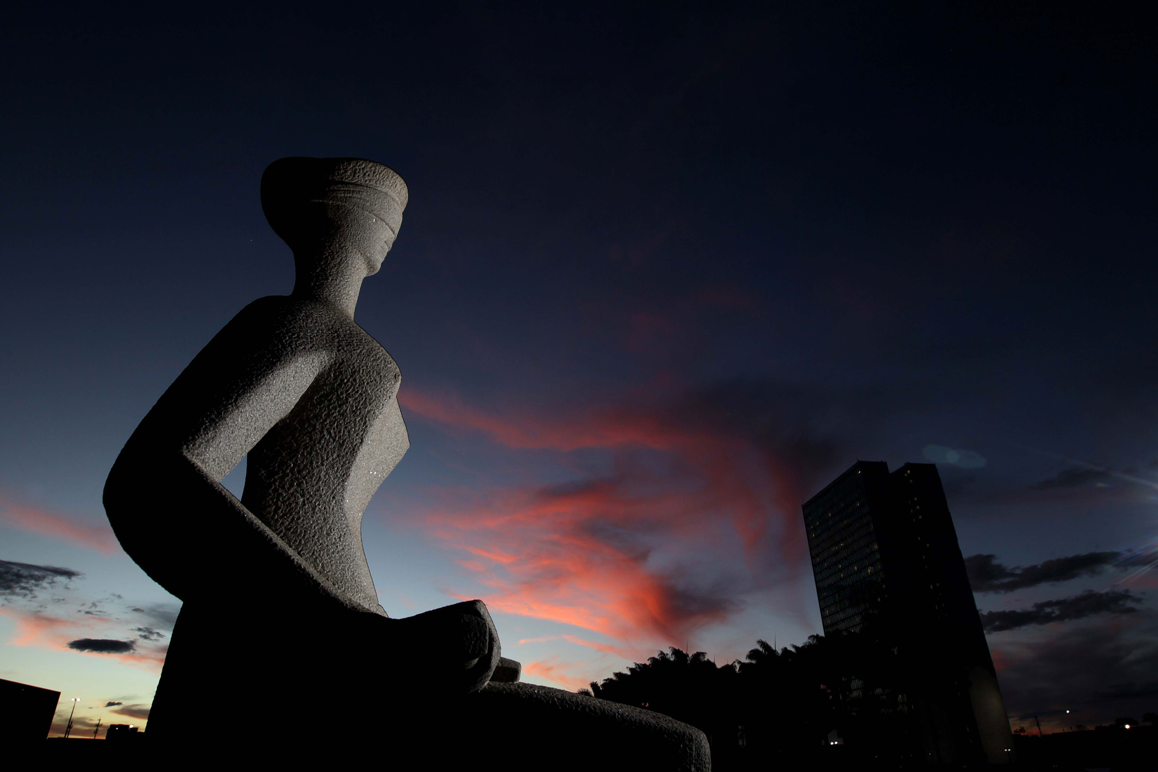 Estátua "A Justiça", de Alfredo Seschiatti, em frente ao Supremo Tribunal Federal, na Praça dos Três Poderes, em Brasília