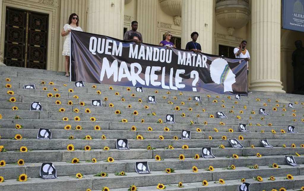 marielle-franco protesto pela apuração do assassinato de Marielle Franco em escadaria. Mulheres seguram cartaz questionando