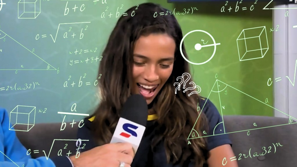 a atleta olímpica Rayssa Leal dando entrevista. Em volta dela, há fórmulas e números matemáticos