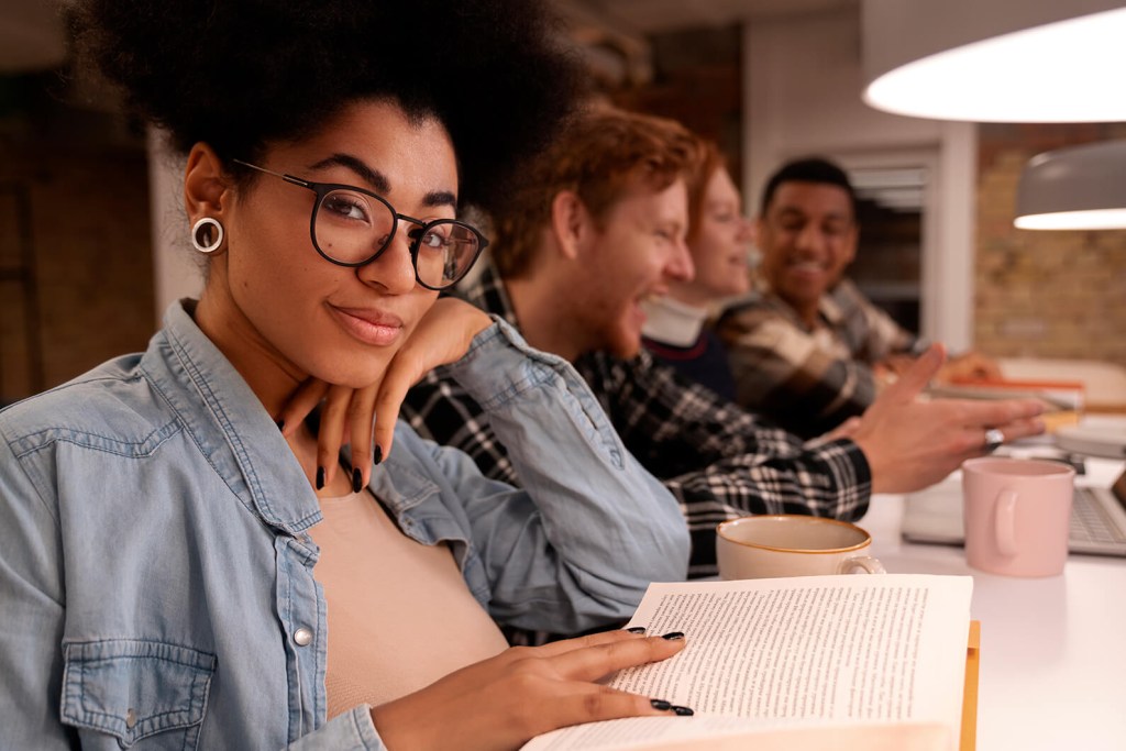mulher-livro-estudando 2 mulher-livro-estudando 2
