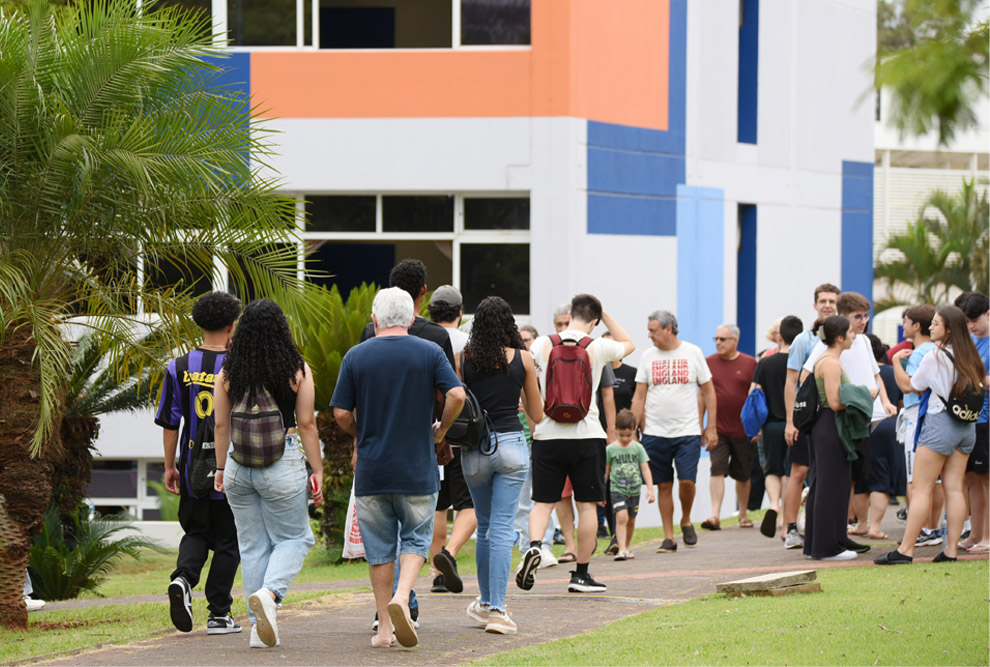 Candidato caminham em direção à prova da Unicamp