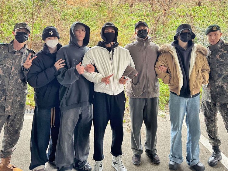 BTS serviço militar Os integrantes do grupo de K-pop BTS, da esquerda para a direita: Jin, Suga, Jungkook, V, RM, Jimin e J-Hope