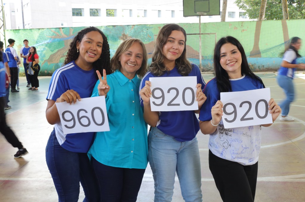 Ione e suas alunas Professora Ione e três alunas